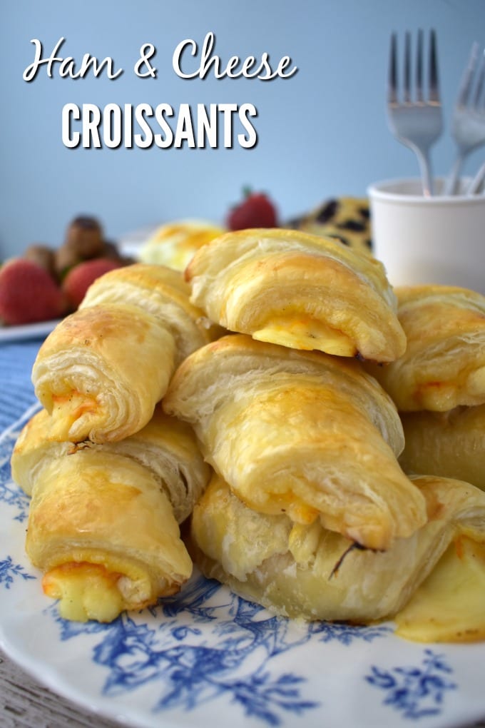 These Ham and Cheese Croissants are the perfect make-ahead dish for breakfast or brunch. via @jugglingactmama