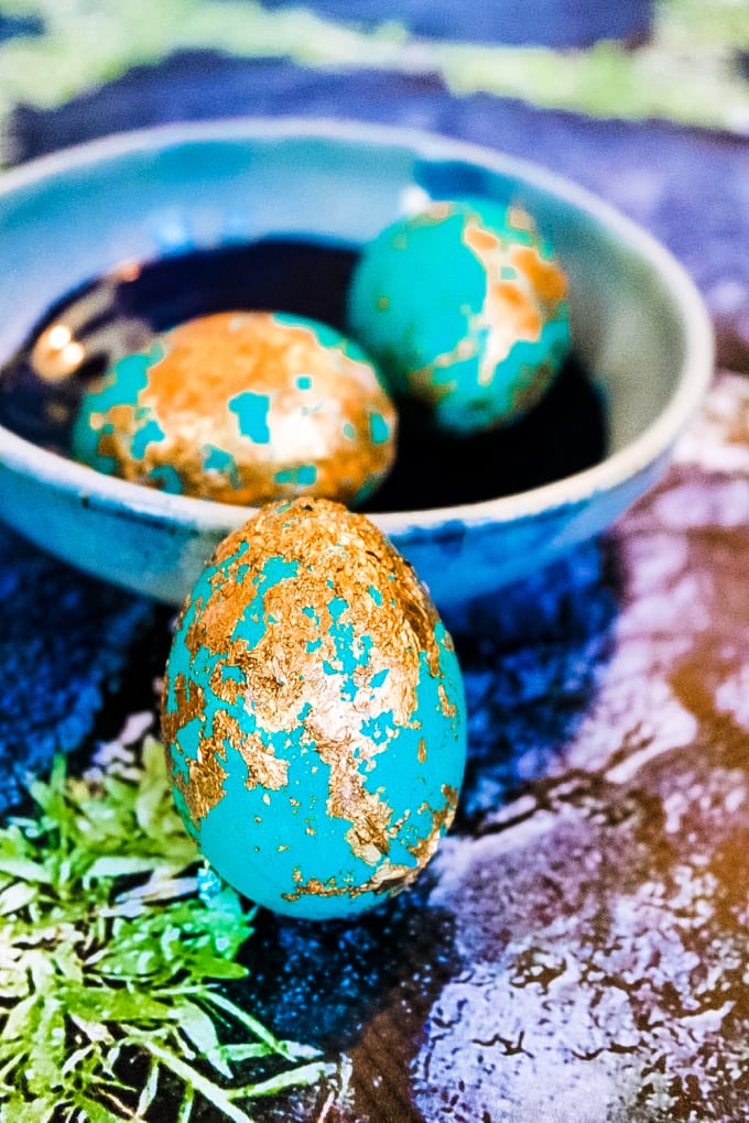 In this step-by-step tutorial, we'll show you how your can create your own stunningly beautiful DIY Gold Leaf Easter Eggs! via @jugglingactmama