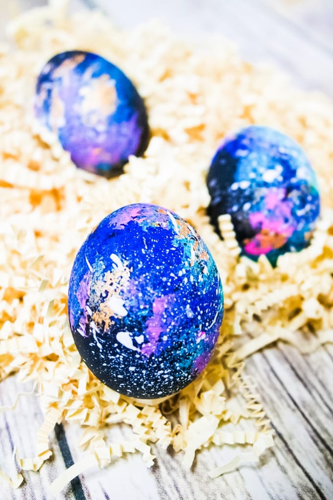 Learn to make your own Galaxy Easter Eggs with this simple tutorial. They are simple to make and real showstoppers in any Easter basket. via @jugglingactmama