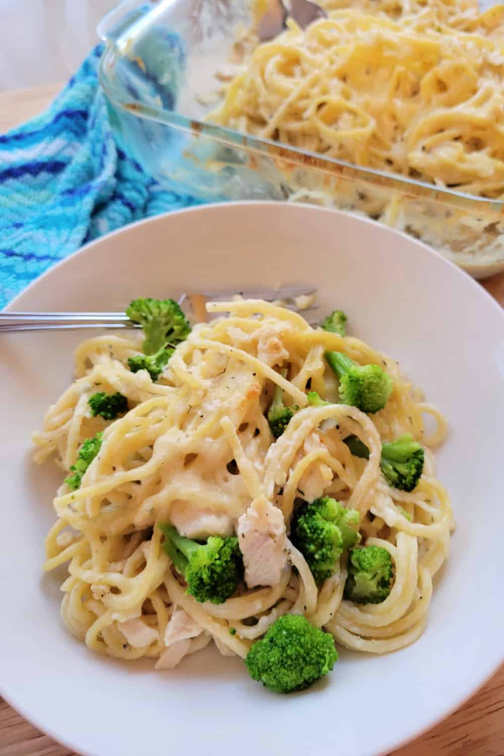 Easy Chicken Broccoli Pasta Bake is a meal the whole family will love. The best part is you can make this creamy and cheesy pasta in 30 minutes! via @jugglingactmama