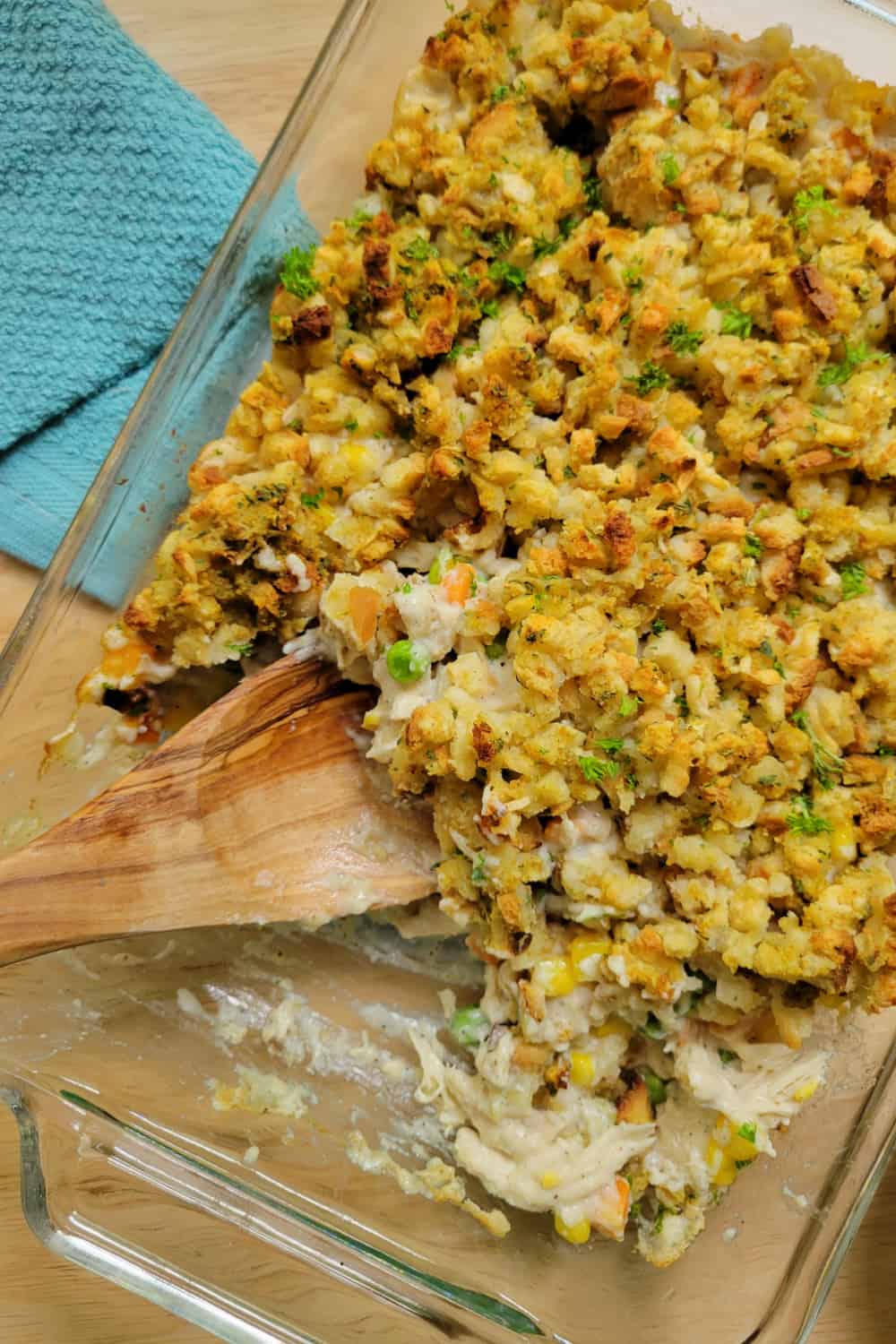 Creamy filling with tender chicken and veggies and crispy stuffing on top makes an easy and comforting weeknight dinner. via @jugglingactmama