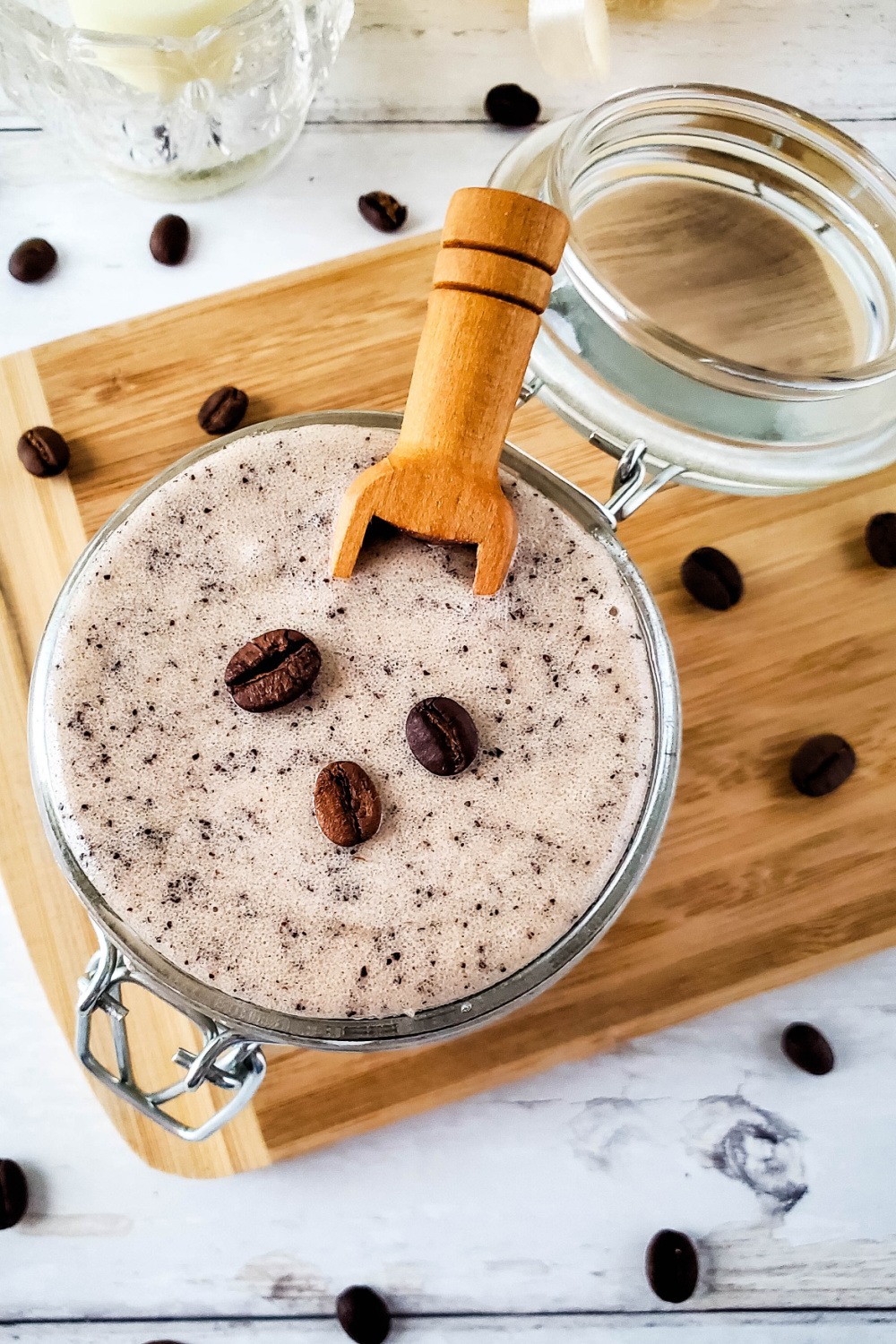 This homemade coffee sugar scrub smooths and polishes your skin and it makes an easy and inexpensive gift for friends and family, too. via @jugglingactmama