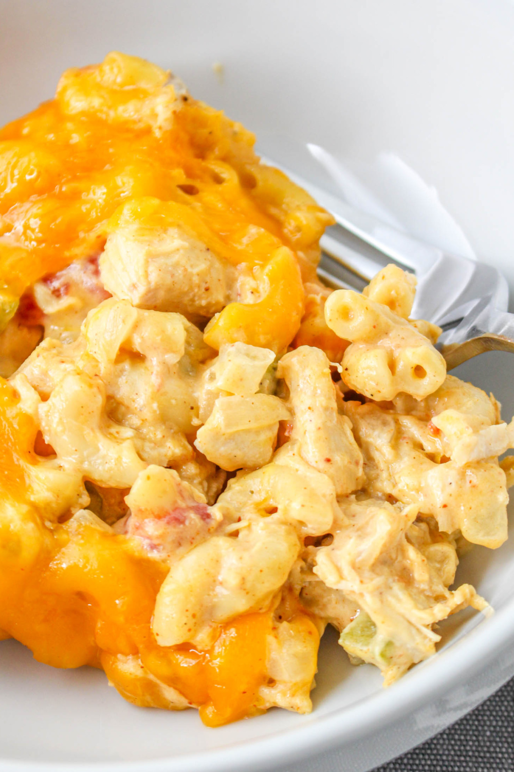 Ranch Mac and Cheese with chicken is an easy recipe loaded with zesty flavor throughout the creamy cheese sauce. Your family will love it! via @jugglingactmama